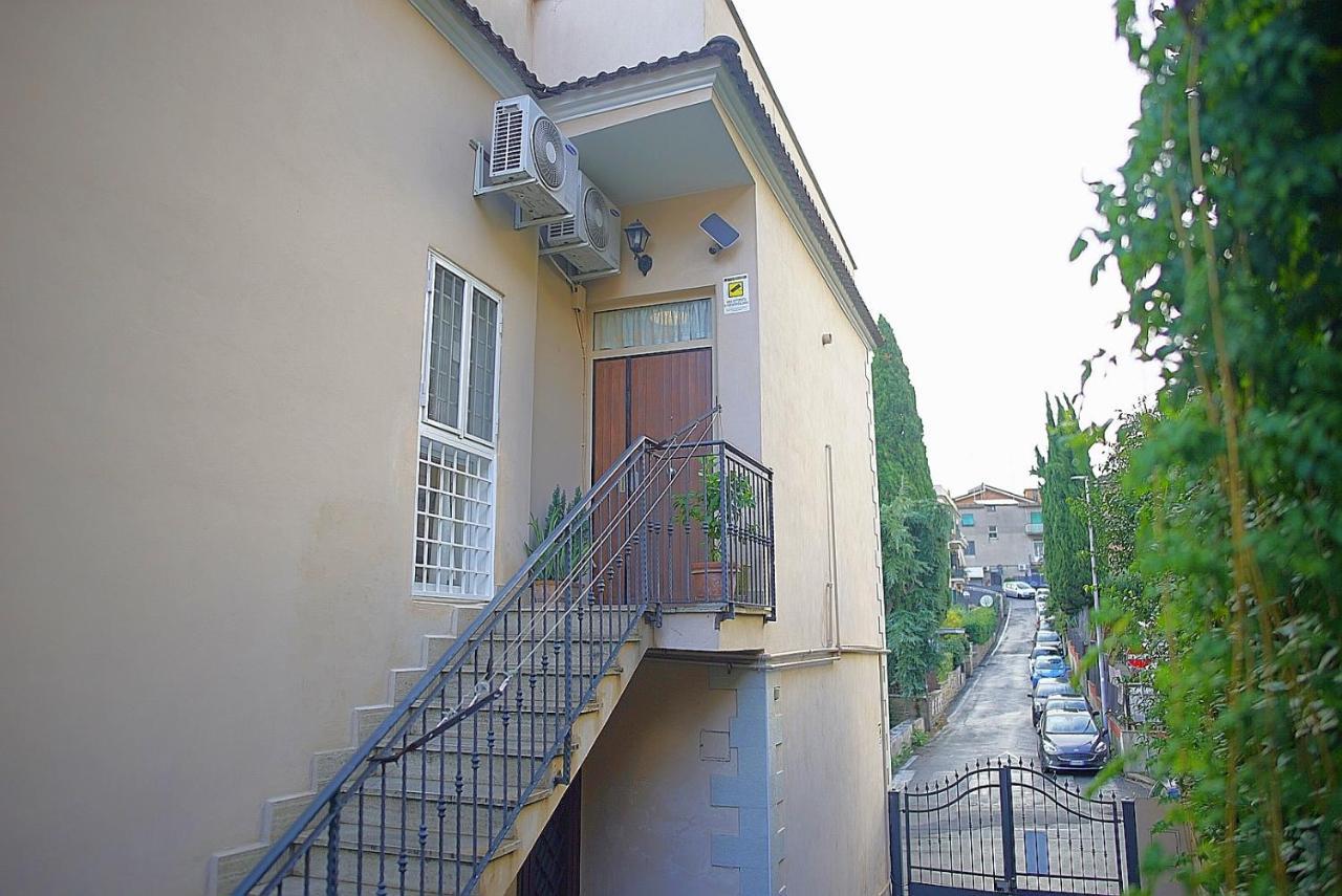 Eva Capital Guest House Vitinia Buitenkant foto